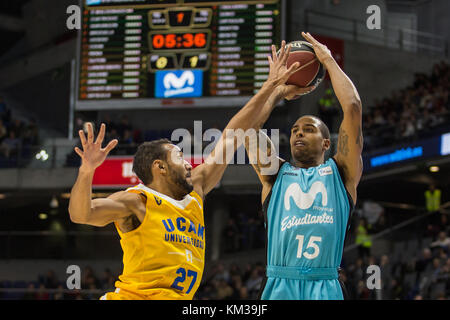 Madrid, Spanien. Dezember 2017. Sylven Landesberg (blau) und Sadiel Rojas (gelb) während UCAM Murcia Sieg über Movistar Estudiantes (79 -91) in der Liga Endesa regulären Saison Spiel (Tag 10) in Madrid im Wizink Center gefeiert. Dezember 2017. Kredit: Juan Carlos García Mate/Pacific Press/Alamy Live News Stockfoto