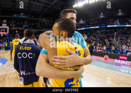 Madrid, Spanien. Dezember 2017. Sadiel Rojas (gelb) und Víctor Arteaga (blau) während des UCAM Murcia Sieges über Movistar Estudiantes (79 -91) in der Liga Endesa regulären Saison Spiel (Tag 10) in Madrid im Wizink Center gefeiert. Dezember 2017. Kredit: Juan Carlos García Mate/Pacific Press/Alamy Live News Stockfoto