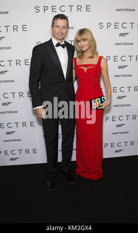 AMSTERDAM, NIEDERLANDE - 28 NOVEMBER: Richard Krajicek, Daphne Deckers besucht die Premiere von James Bond Gespenst am 28. November 2015 in Amsterdam, Niederlande Personen: Richard Krajicek, Daphne Deckers Stockfoto