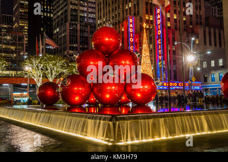 New York, NY USA - 26. November 2017. Weihnachtszeit in der New York City Avenue of Americas. Stockfoto