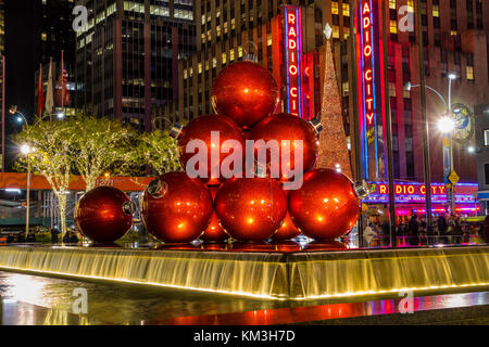 New York, NY USA - 26. November 2017. Weihnachtszeit in der New York City Avenue of Americas. Stockfoto