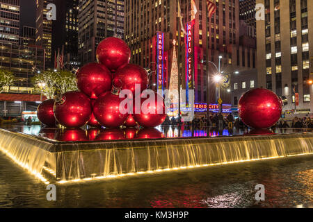 New York, NY USA - 26. November 2017. Weihnachtszeit in der New York City Avenue of Americas. Stockfoto