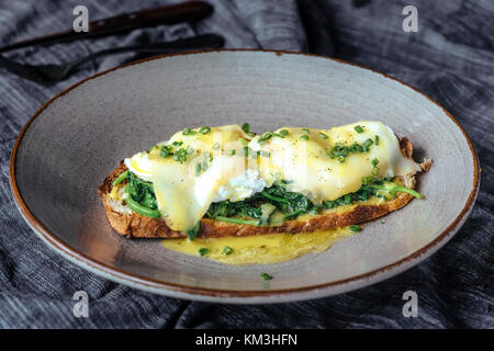 Eier benedicts auf Toast, die Ansicht zu schließen. Stockfoto