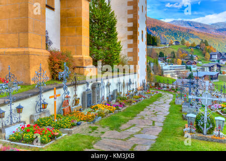 Die Saint Vincent Kirche Friedhof in der Ortschaft Heiligenblut, Kärnten, Tirol, Österreich, Europa. Stockfoto