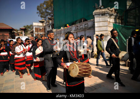 Kathmandu, Nepal. 03 Dez, 2017. Leute von newar Gemeinschaft traditionelle Instrumente während einer Parade von yomari punhi und 14 nationalen jyapu diwas spielen, newari Gesellschaft eine Rallye über die basantapur Durbar Square, Kathmandu, Nepal am Sonntag, 03. Dezember 2017. die Rallye auf mehrere Kultur und Tradition der newar Gesellschaft. jatras und Feste sind Teil des Lebens für newar Gemeinschaft. Credit: narayan maharjan/Pacific Press/alamy leben Nachrichten Stockfoto