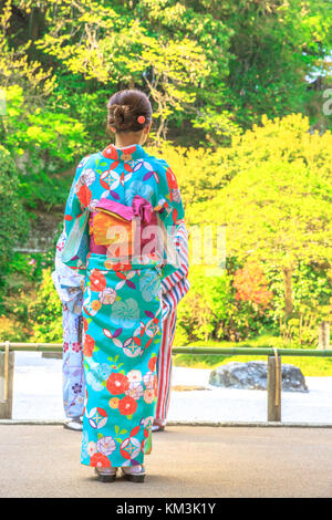 Frau kimono in Hanami Stockfoto