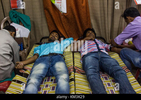 Kolkata, Indien. 03 Dez, 2017. Zwei Personen ihr Blut für Patienten mit Thalassämie Spenden im Blut spende Camp von Serum Thalassämie Prävention Föderation credit organisiert wurden: subhajit naskar / Pacific Press/alamy leben Nachrichten Stockfoto