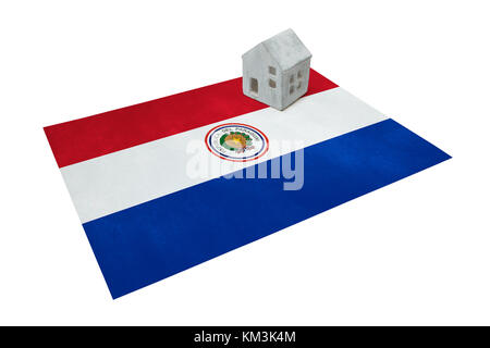 Kleines Haus auf eine Flagge - Leben oder die Migration zu Paraguay Stockfoto