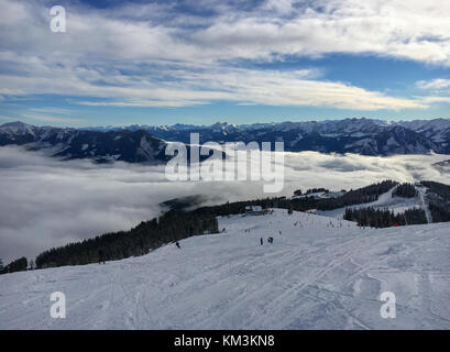 Panoramablick auf die Berge und die Skipiste bei der Österreichischen Skigebiet Schmitten in den Tiroler Alpen. Stockfoto