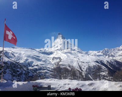 Panoramablick auf das Matterhorn mit Schweizer Flagge Stockfoto