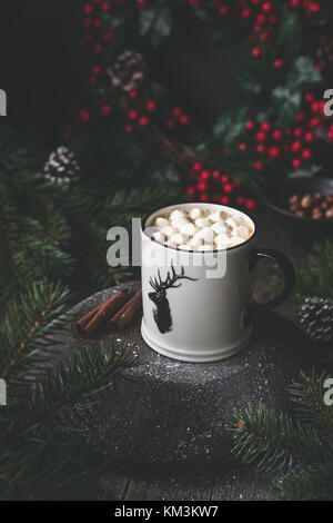Tasse heiße Schokolade mit Marshmallows und Zimt. Getönt. Weihnachten trinken Stockfoto