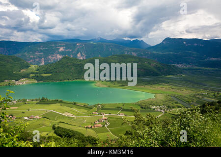 Kalterer See an der Südtiroler Weinstraße ist der wärmste Badesee der Alpen. Trentino Alto Adige, Italien Stockfoto