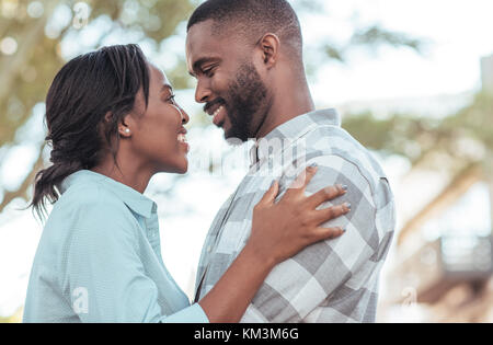 Liebevolle junge afrikanische Paar ständigen zusammen außerhalb Stockfoto