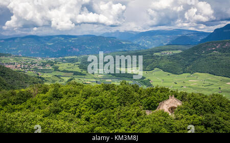 Die Südtiroler Unterland Landschaft. Die Gegend ist für seinen Weinbau bekannt, Trentino Alto Adige, Südtirol, Italien Stockfoto