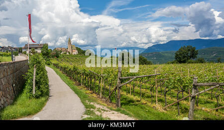 Castelvecchio Dorf ist die höchstgelegene Ortschaft in Kaltern, Südtirol, Trentino Alto Adige, Italien Stockfoto