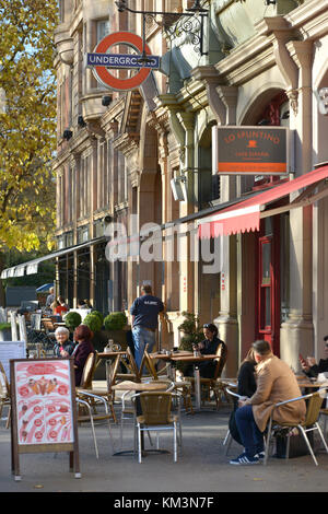 Cafe und Touristen an der Bayswater Road, London, an einem sonnigen Herbsttag Stockfoto