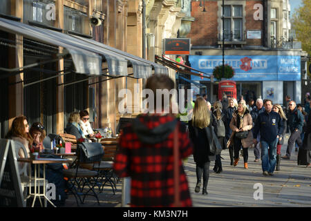 Cafe und Touristen an der Bayswater Road, London, an einem sonnigen Herbsttag Stockfoto