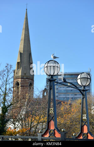 Fußgängerbrücke über die Grand Union Canal, Little Venice, Westminster, London, an einem Herbsttag. Stockfoto