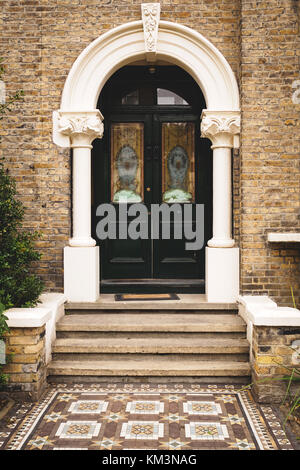 Grüne Tür in einem viktorianischen Haus in London (UK). Juli 2017. Hochformat. Stockfoto