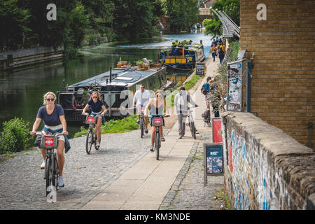 Junge Menschen Radfahren entlang des Regent's Canal in Hackney. East London (UK), August 2017. Querformat. Stockfoto