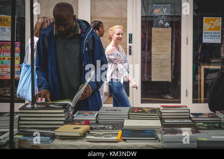 Abschaltdruck verkauf Vintage Books in Broadway Markt in Hackney. East London (UK), August 2017. Querformat. Stockfoto