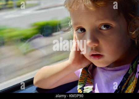 Junges Mädchen mit Kamera und denken, Townsville, Queensland, Australien Stockfoto