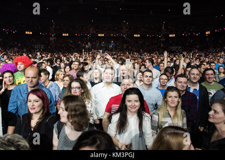 CLUJ Napoca, Rumänien - November 19, 2017: Masse von fröhlichen Menschen tanzen und feiern während der Wir lieben Retro Disco Party Stockfoto