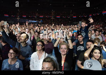 CLUJ Napoca, Rumänien - November 19, 2017: Masse von fröhlichen Menschen tanzen und feiern während der Wir lieben Retro Disco Party Stockfoto