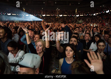 CLUJ Napoca, Rumänien - November 19, 2017: Masse von fröhlichen Menschen tanzen und feiern während der Wir lieben Retro Disco Party Stockfoto