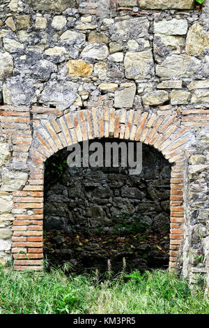 Eintritt zu einem alten Bauernhaus - Eintritt in die geheimnisvolle Welt Stockfoto