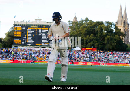 Der Engländer Chris Woakes geht weg, nachdem Sie am Tag drei der Asche Test Match am Adelaide Oval, Adelaide entlassen. Stockfoto