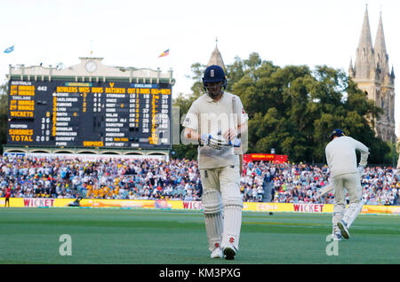 Der Engländer Chris Woakes geht weg, nachdem Sie am Tag drei der Asche Test Match am Adelaide Oval, Adelaide entlassen. Stockfoto
