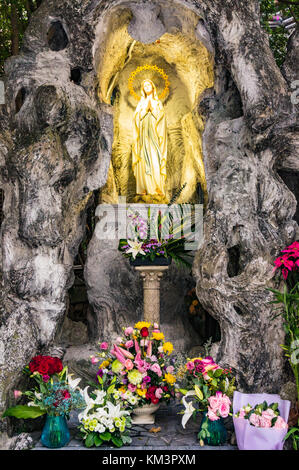 Jungfrau-Maria-Statuette in der Heiligen Kreuz-Kirche in Hongkong Stockfoto