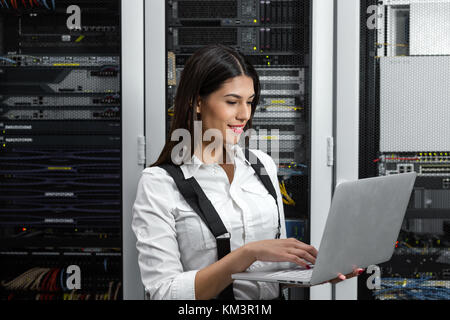 Portrait von Techniker arbeiten am Laptop im Server Raum Stockfoto