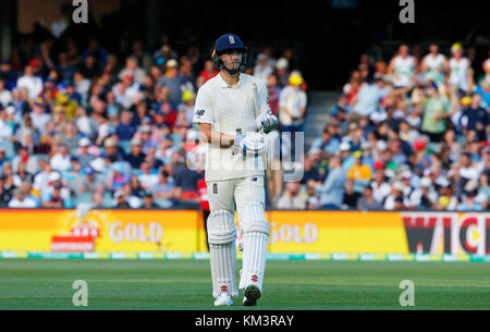 Der Engländer Chris Woakes geht weg, nachdem Sie am Tag drei der Asche Test Match am Adelaide Oval, Adelaide entlassen. Stockfoto