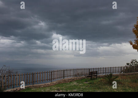 Winterlandschaft Panorama vor dem Sturm mit Blick auf das Meer und die Wolken von oben gesehen und einen leeren Bank Griechenland Stockfoto