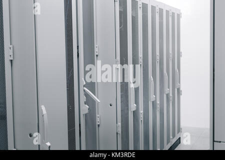 Weiß Serverraum Netzwerk/Communications Server Cluster in einem Serverraum Stockfoto