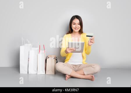 Schöne asiatische girl shopping online mit Kreditkarte Stockfoto