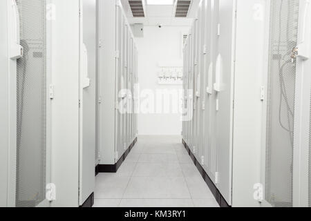 Weiß Serverraum Netzwerk/Communications Server Cluster in einem Serverraum Stockfoto
