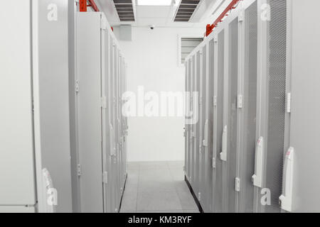 Weiß Serverraum Netzwerk/Communications Server Cluster in einem Serverraum Stockfoto