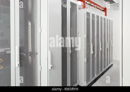 Weiß Serverraum Netzwerk/Communications Server Cluster in einem Serverraum Stockfoto