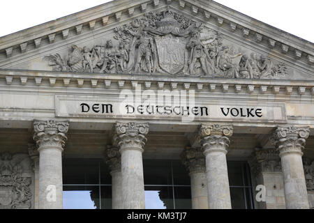 Berlin, Deutschland - 18. August 2017: Reichstag ist das Parlament der Bundesrepublik Deutschland in Berlin. Die Grosse Text dem deutschen Volke Bedeutung der Deutschen Stockfoto