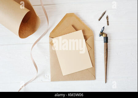 Mockup urlaub Schreiben leeres Papier und einen Umschlag mit Stift auf Holz Tisch mit Platz für Ihren Text, Ansicht von oben Stockfoto