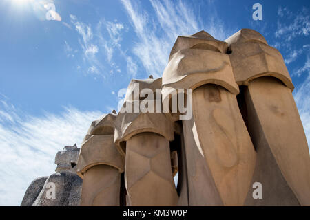 Schornsteine auf dem Dach der Casa Milà (La Pedrera) Designd von Gaudi, Barcelona, Katalonien, Spanien Stockfoto