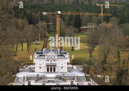 Schloss Linderhof (Schloss Linderhof) im Herbst mit dem Bau von Kränen im Hintergrund Stockfoto