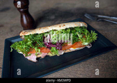 Authentische italienische Pizza auf rustikale Oberfläche Stockfoto