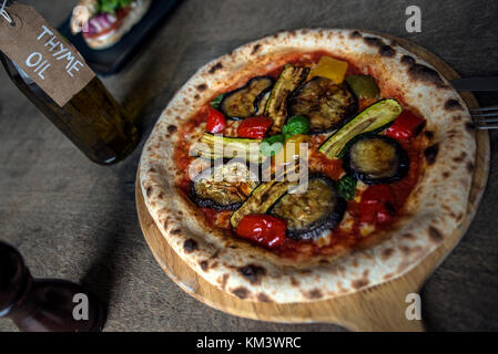 Authentische italienische Pizza auf Rustikale Oberfläche Stockfoto