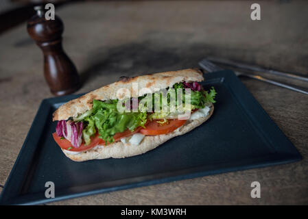 Authentische italienische Pizza auf Rustikale Oberfläche Stockfoto
