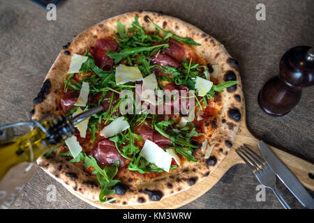 Authentische italienische Pizza auf Rustikale Oberfläche Stockfoto