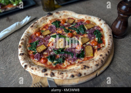 Authentische italienische Pizza auf Rustikale Oberfläche Stockfoto